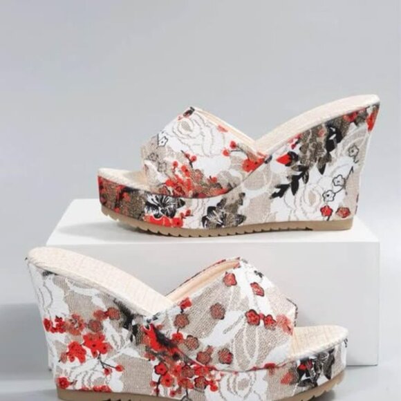 Ladies NEW size 9.5 Cloth wedge sandals - Picture 3 of 10